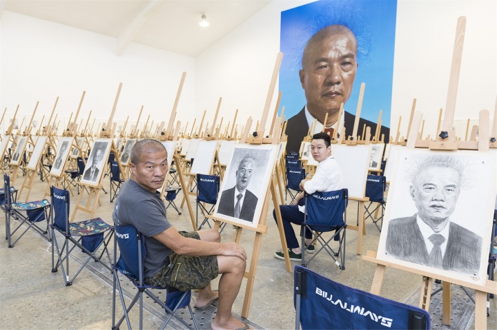 王慶松和崔燦燦在“在希望的田野上”展覽現(xiàn)場(chǎng)
