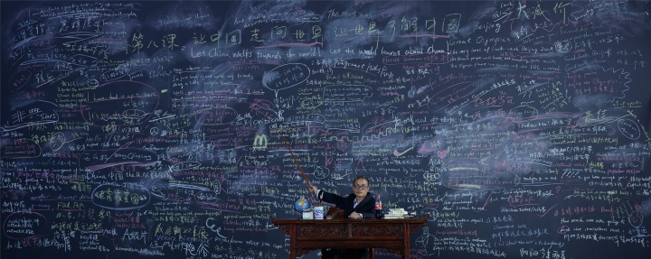 《跟我學(xué)》120×300cm C-print 2003
