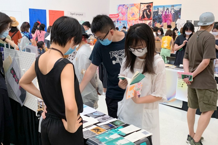 在abC藝術(shù)書(shū)展的人人人人人海中挑一本書(shū)有多難？