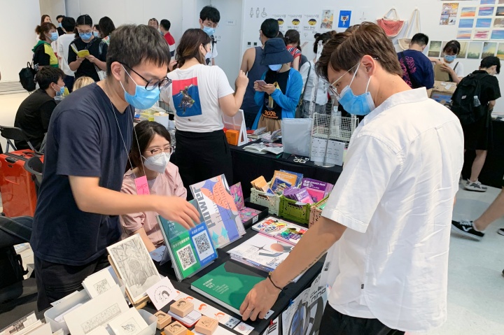 在abC藝術(shù)書(shū)展的人人人人人海中挑一本書(shū)有多難？