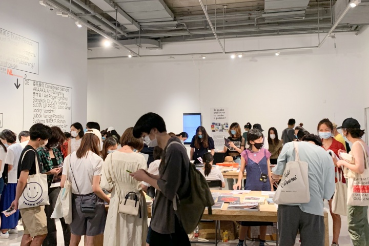 在abC藝術(shù)書(shū)展的人人人人人海中挑一本書(shū)有多難？