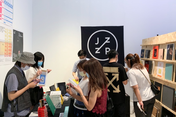 在abC藝術(shù)書(shū)展的人人人人人海中挑一本書(shū)有多難？