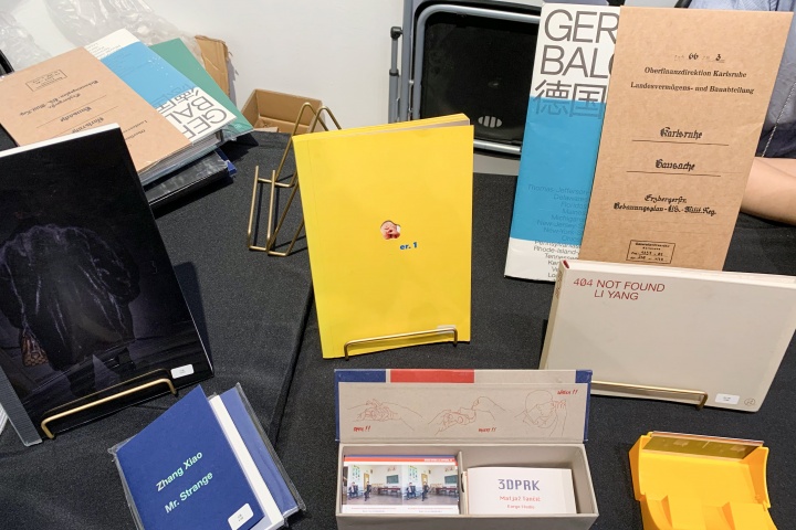 在abC藝術(shù)書(shū)展的人人人人人海中挑一本書(shū)有多難？