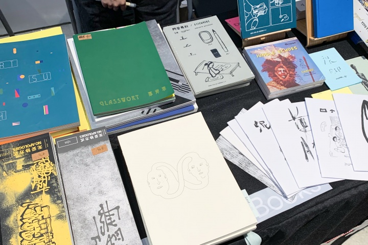 在abC藝術(shù)書(shū)展的人人人人人海中挑一本書(shū)有多難？