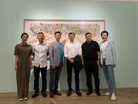 左起：非凡仕藝術(shù)創(chuàng)始人樊榮、中央美術(shù)學(xué)院教授張路江、藝術(shù)家黃勇、中央美術(shù)學(xué)院院長(zhǎng)范迪安、中央美術(shù)學(xué)院藝術(shù)管理與教育學(xué)院院長(zhǎng)余丁教授、非凡仕藝術(shù)創(chuàng)始人郜笛斐

