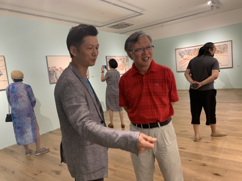 藝術(shù)家黃勇向原文化部文化市場(chǎng)司副司長(zhǎng)張新建介紹作品
