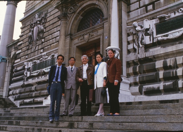 梁紹基（左二）與萬曼（左三），照片為1987年在出席第13屆洛桑國際壁掛雙年展開幕式時(shí)與導(dǎo)師萬曼先生及師友們一起的合影
