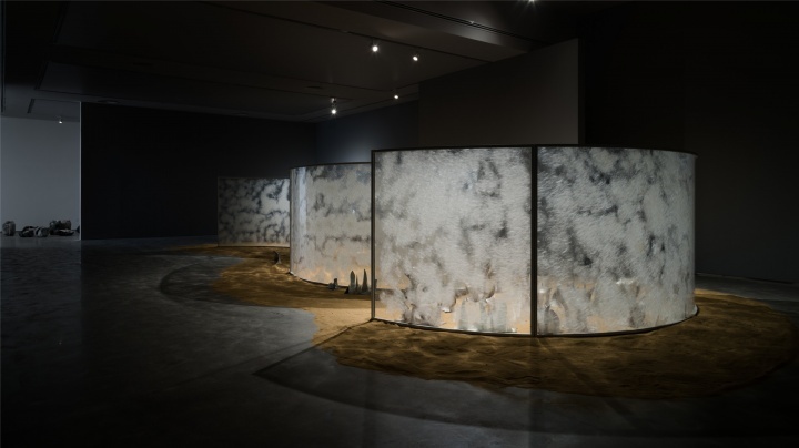 梁紹基 《月庭》 200×1450×620cm 亞克力板，絲，鏡子，鋼板，不銹鋼板，繭，砂 2014-2016
