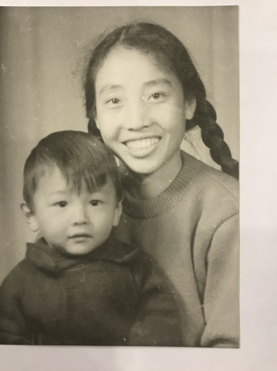 年幼的唐志岡與母親 
