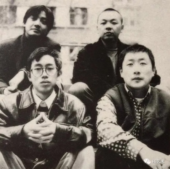 1995年，冷林（左上）策劃“世說新語”展，張弓（右下）、劉野（右上）、洪浩（左下）參展 攝影：王昱
