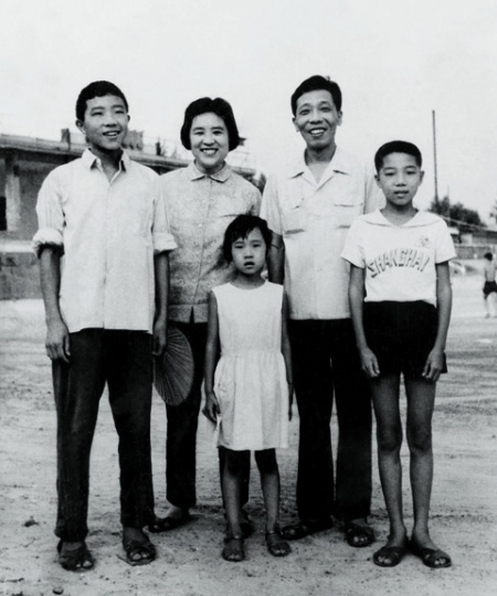 少年時(shí)代的段建偉（左一）與家人
