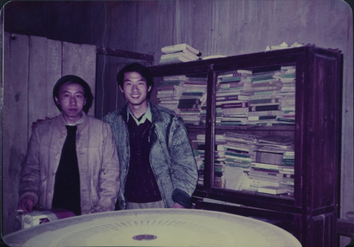 1988年劉港順（右）在廈門黃永砅工作室
