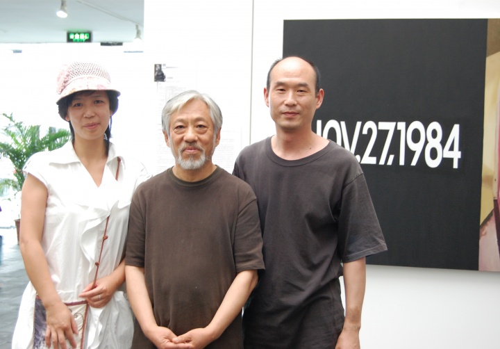 2007年劉港順（右）和栗憲庭先生（中）在宋莊美術(shù)館 
