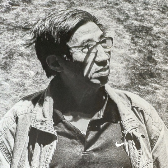 
梁紹基

1945年生于上海，1986年至1989年研修于浙江美術(shù)學(xué)院（今中國美術(shù)學(xué)院）萬曼壁掛藝術(shù)研究所，師從保加利亞著名藝術(shù)家萬曼研究軟雕塑。

