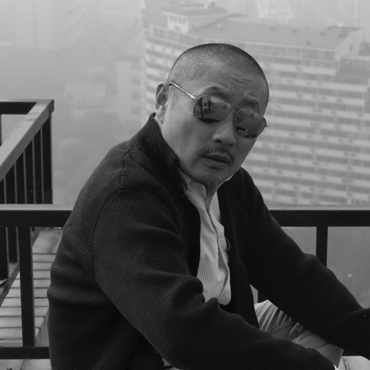 張弓

1959年生于北京，1993年碩士畢業(yè)于中央工藝美術(shù)學(xué)院，現(xiàn)任教于清華大學(xué)美術(shù)學(xué)院。

