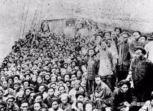  19世紀中葉，美洲和澳洲相繼探出金礦。中國大陸的廣東、福建人迅速匯入世界淘金大潮。他們遠涉重洋，到陌生的土地上開拓。
