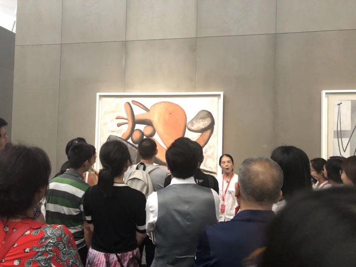 70歲的阿姨不刷劇不跳廣場舞，卻成了美術(shù)館“網(wǎng)紅”解說員