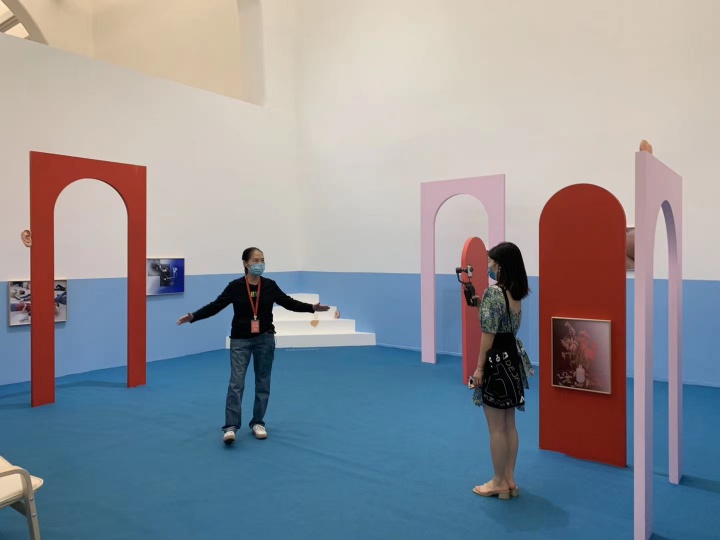 陳阿姨直播導(dǎo)覽2020年UCCA的首個展覽“緊急中的沉思”
有網(wǎng)友留言說：哪像70歲，太可愛了！

 
