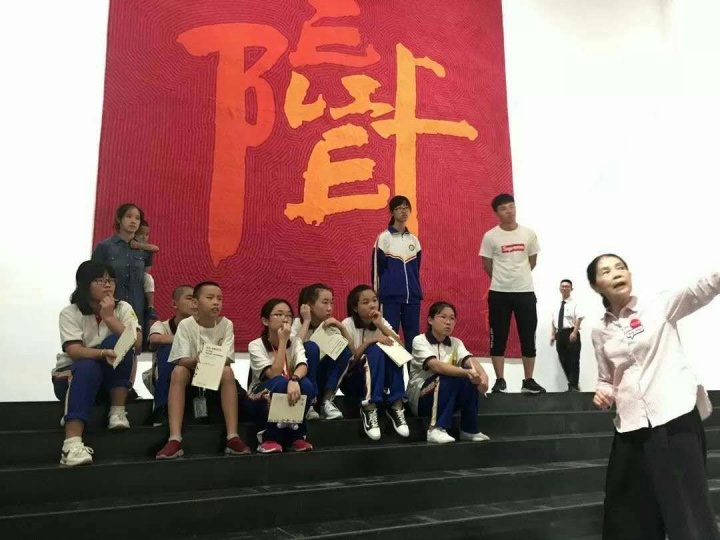 70歲的阿姨不刷劇不跳廣場舞，卻成了美術(shù)館“網(wǎng)紅”解說員