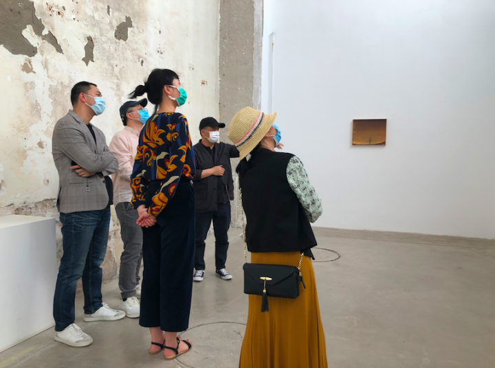 今年第一次偶遇陳阿姨是在5月藝術(shù)家馬軻個展開幕現(xiàn)場。她身著土黃色半身長裙，淺色碎花的襯衫外套著一件黑色背心，戴著一頂米色的編織窄檐帽。顯然，這身文藝范經(jīng)過了一番打扮?！爱吘故撬囆g(shù)，我們要尊重，去菜市場我穿得就更隨意些”，陳阿姨說。

