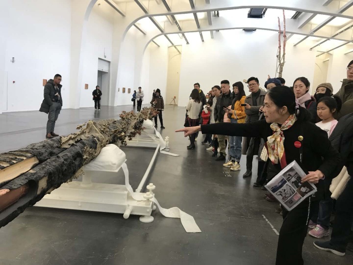 2019年，陳阿姨導(dǎo)覽馬修·巴尼的中國首展“堡壘”，許多藝術(shù)家因此被她圈了粉

 
