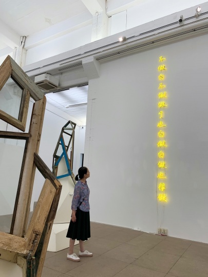 陳阿姨說這是宋冬的這件作品是第一次見，特別喜歡?，F(xiàn)場為白盒子藝術(shù)館正在展出的 “白：通過展示空間的變化呈現(xiàn)二十一世紀
未來型媒介空間”
