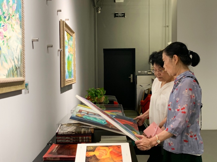 70歲的阿姨不刷劇不跳廣場舞，卻成了美術(shù)館“網(wǎng)紅”解說員
