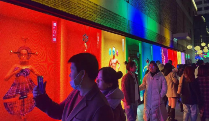 “杭州湖濱國際燈光節(jié)”現(xiàn)場的觀眾在田曉磊作品《神話》前
