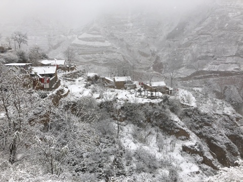 下雪的石節(jié)子村

 
