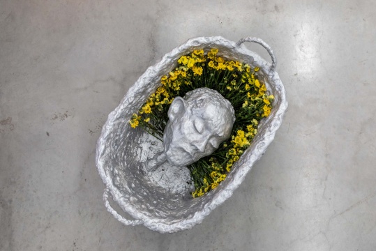 尉洪磊，《[]#10》青銅，鮮花 銅 71x47x29 cm 2019
