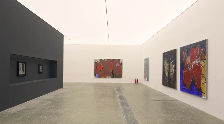 左側(cè)黑色展墻上為1984年舊作，右側(cè)白色展墻上為2020年新作

 
