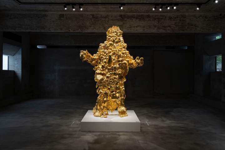 金氏徹平 《青春粉絲俱樂部（巨怪）》  鑄銅、著色 W200×H310×D65cm 2017 ed.3

 

