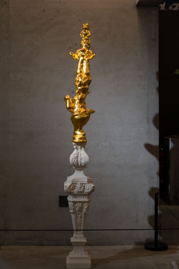 金氏徹平 《醇金 #4 Melow Gold #4》170×24×24cm 金箔、樹脂、塑膠人偶、大理石 2018

 
