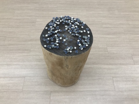 張雪瑞 《微林-藍(lán)》高56.5cm 直徑28.5-24cm 舊衣物、大頭針、樹干 2016-2021
