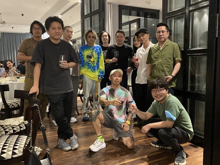 策展人崔燦燦（右四）和參展藝術(shù)家（后排左起）梁琛、王子耕、趙趙、陳天灼、李涵（繪造社創(chuàng)始合伙人）、童文敏、梅樹植、倪有魚；（前排左起）周軼倫、葛宇路，攝影：宋紫薇
