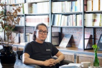 辦雜志、開書店、做畫廊，他同時干著三件最不賺錢的事