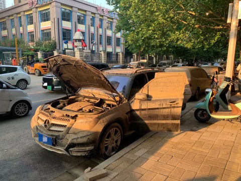 ?鄭州街頭的車輛，還留著水災(zāi)的痕跡（攝影：王曉松）