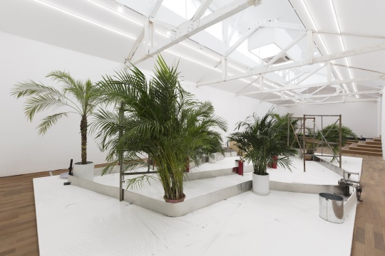 蔣竹韻 《路徑》 尺寸可變 電機，不銹鋼卷，各種植物，路障，生活用品 2021
