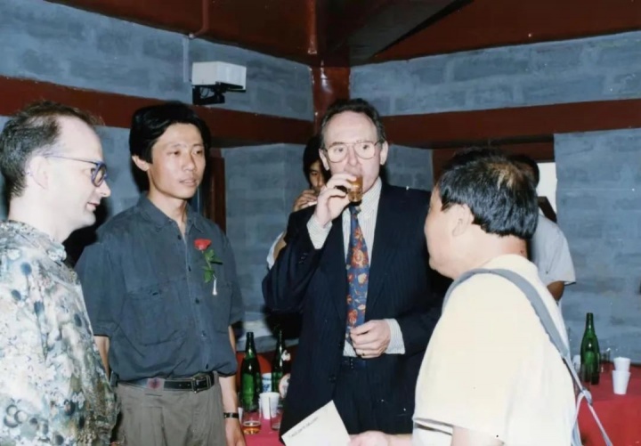 紅門畫廊 大弓作品展 展覽現(xiàn)場 左一：布朗，左二：大弓 1992

 
