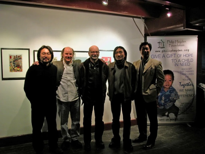 版畫原作年歷展 募款現(xiàn)場 2005

左起：藝術(shù)家周吉榮、菲利普海德基金會代表、布朗、藝術(shù)家蘇新平、藝術(shù)家唐承華

 
