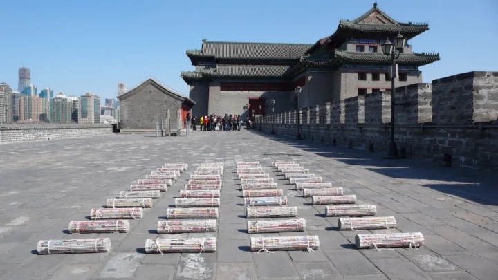 鄭學(xué)武作品《世紀(jì)文本》在東便門角樓戶外展示 2007

 
