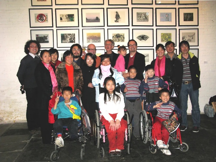 第六次版畫原作年歷捐助展與兒童村孤殘兒童合影 2008

