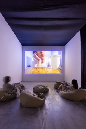 《思路不能斷》紀(jì)錄片在展覽現(xiàn)場放映
