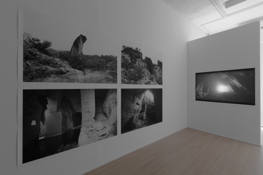 墨方雙空間鄭江個展，將白堊紀(jì)的石頭雕刻成地珠