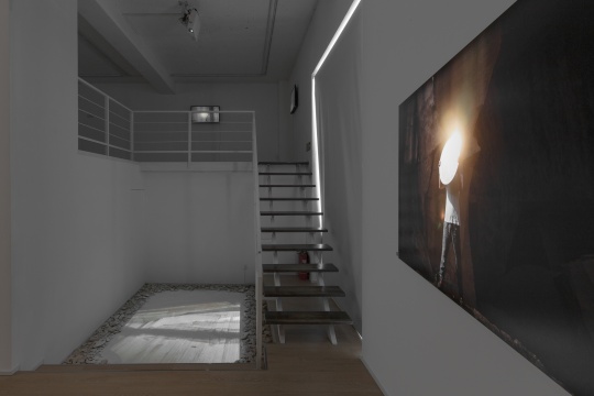 墨方雙空間鄭江個展，將白堊紀(jì)的石頭雕刻成地珠