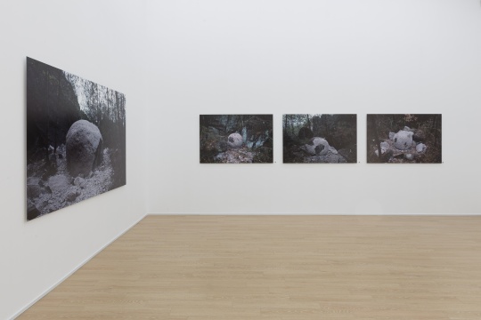 墨方雙空間鄭江個展，將白堊紀(jì)的石頭雕刻成地珠