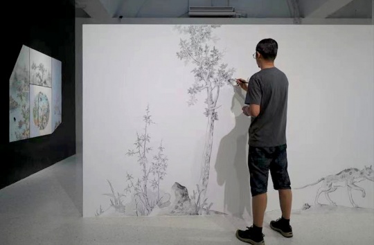曾健勇在畫廊現(xiàn)場作畫
