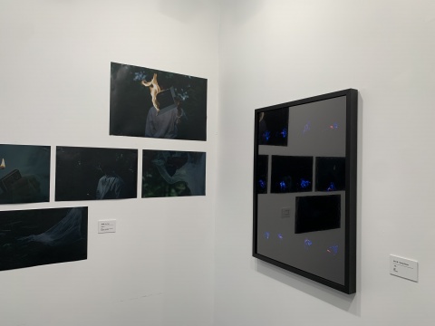 左：曹鈺婕《Rippl :e》43x65cm 攝影噴繪 2019

右：耿大有《焰》收藏級(jí)藝術(shù)微噴 尺寸可變 2021
