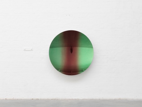 安尼施·卡普爾 《淺綠間紅蘋果 混合之二》 135×135×18cm 不銹鋼、涂漆2018
