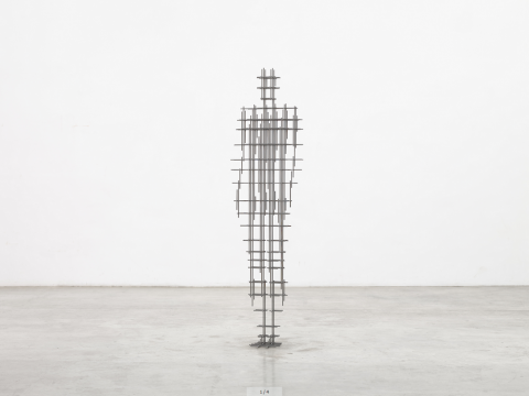 安東尼·葛姆雷 《組 VI》 195×51.5×33cm 鑄鐵 2020
